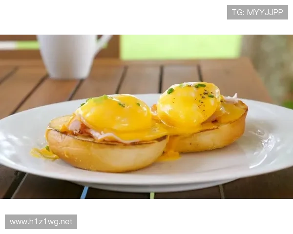 拉莫斯晒早餐，刀叉旁那块表的价格让我怀疑人生